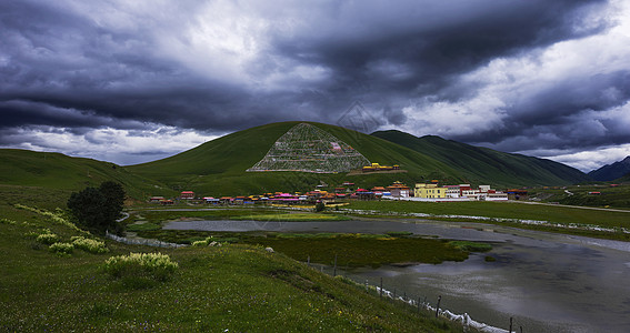 山水林田湖珠姆措草原的乌云背景