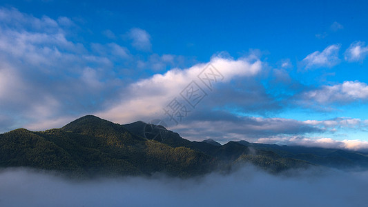 青山水墨群山里的晨雾背景