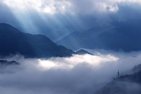 青山水墨群山里的晨雾背景