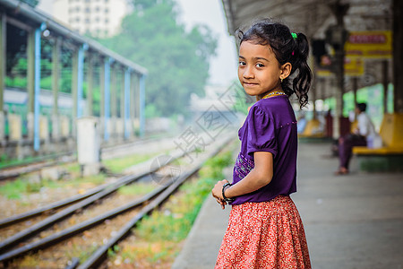 缅甸火车站可爱女孩的微笑图片