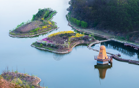 桃花酿湖面上的风车岛屿背景