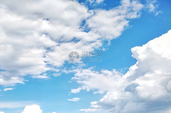 蓝色天空白云朵朵图片