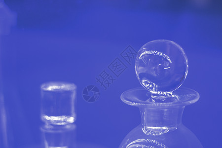 美妆小喷瓶蓝调几何设计感背景背景