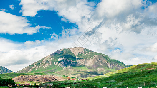 清新蓝天新疆公路边风景背景
