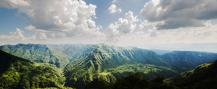 层峦叠嶂的山峰全景图背景图片