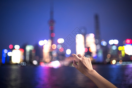 伸手触摸东方明珠图片素材