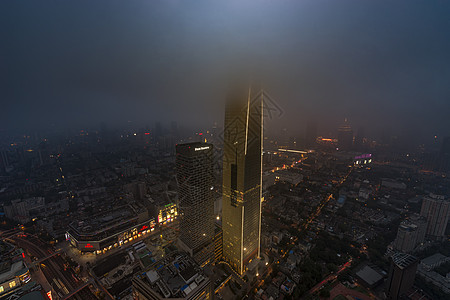 雨雾下的现代城高清图片