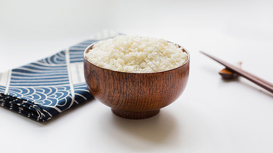 日式风格木质餐具与白米饭背景