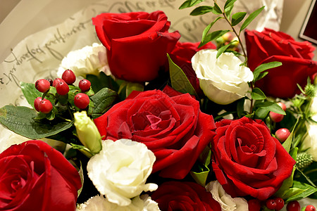 红色春字虎年装饰元素七夕情人节玫瑰花束背景
