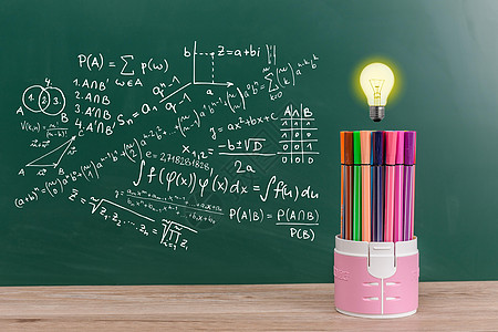方程桌面上的铅笔筒与黑板上的知识设计图片