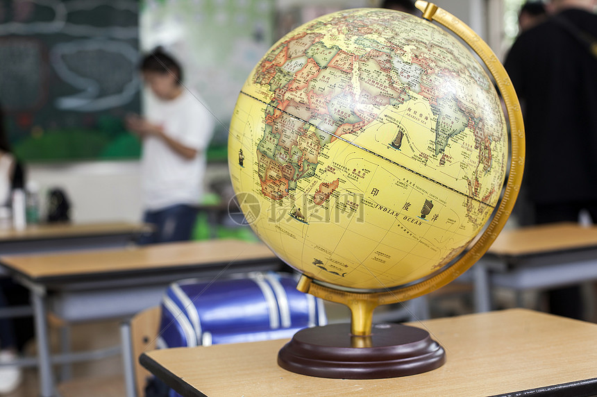 教室里课桌上有个地球仪图片