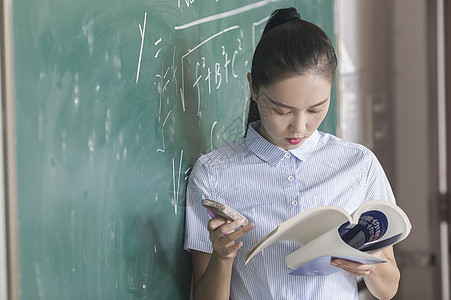 学校课堂上女老师在上课高清图片