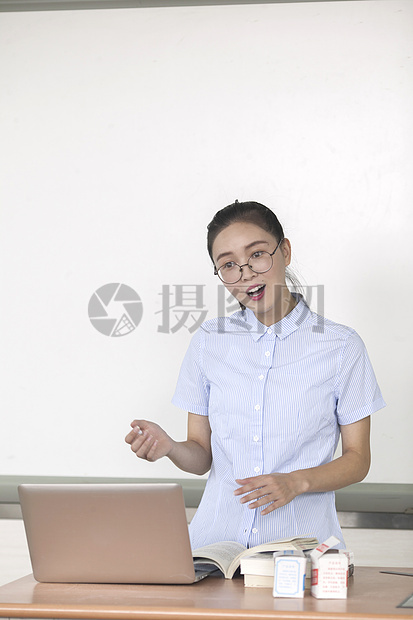 学校教育里女老师正在上课图片