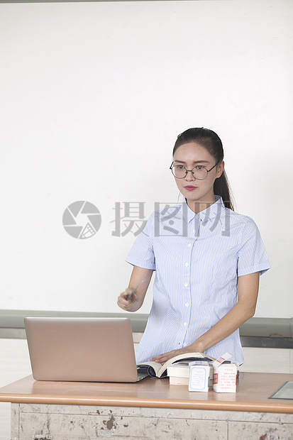 学校教育里女老师正在上课图片