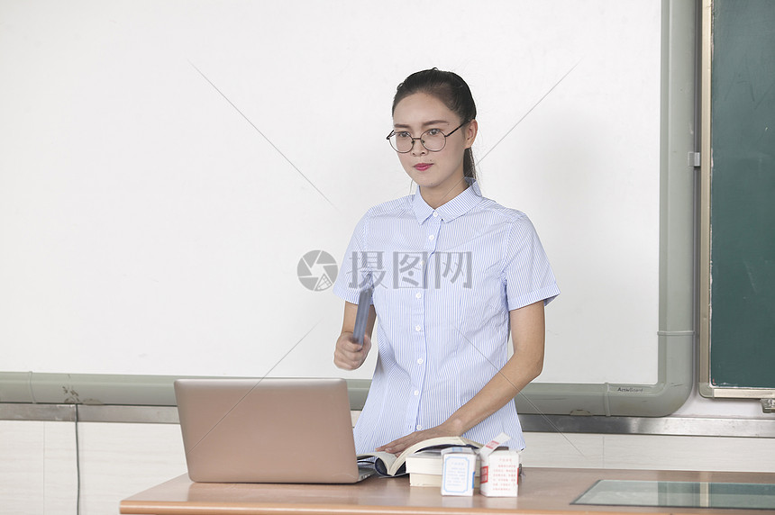 学校教育里女老师正在上课图片