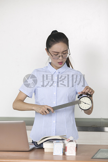 学校教育里女老师正在上课图片