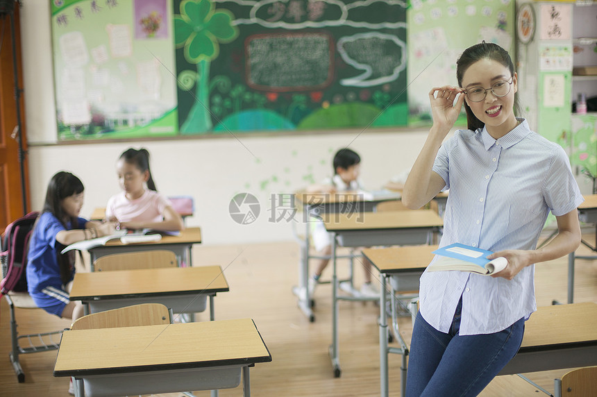 教室里女老师在上课图片