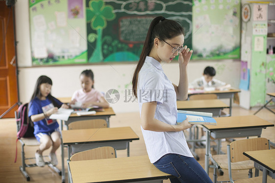 教室里女老师在上课图片