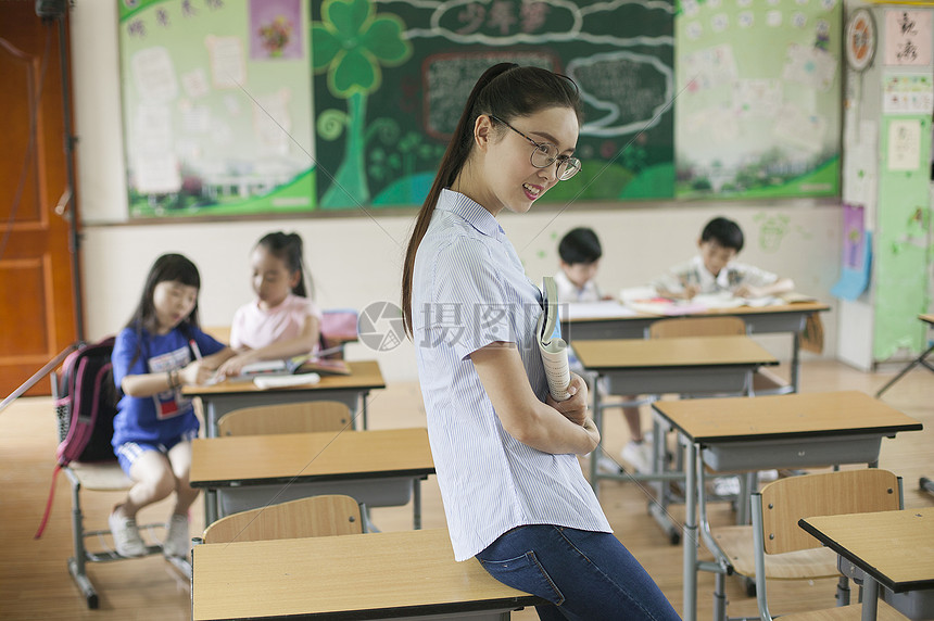 教室里女老师在上课图片