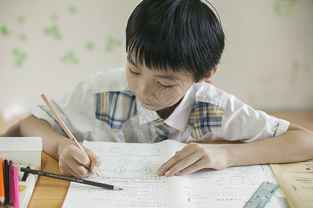 小学生男同学在教室上课做作业图片