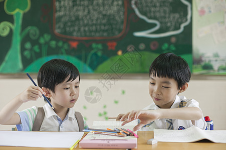 小学生男同学在教室上课做作业图片