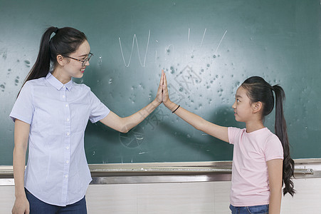 少年加油鼓励女老师和女同学击掌加油背景