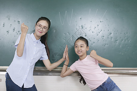 少年加油鼓励女老师和女同学击掌加油背景