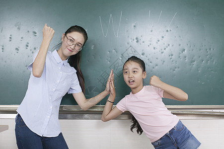 少年加油鼓励女老师和女同学击掌加油背景