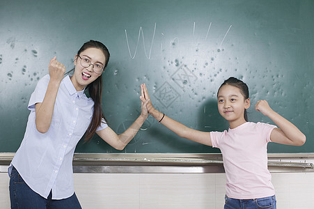 少年加油鼓励女老师和女同学击掌加油背景