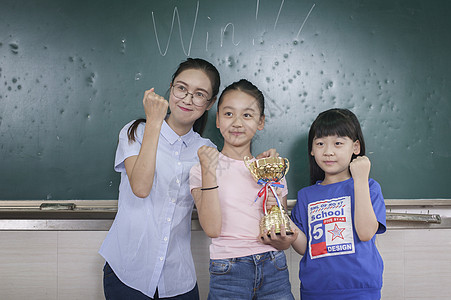 女老师和同学一起获得了冠军图片