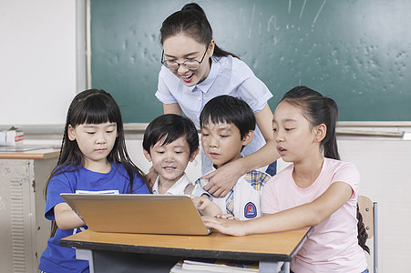 女老师和同学们在教室里接受远程教育图片