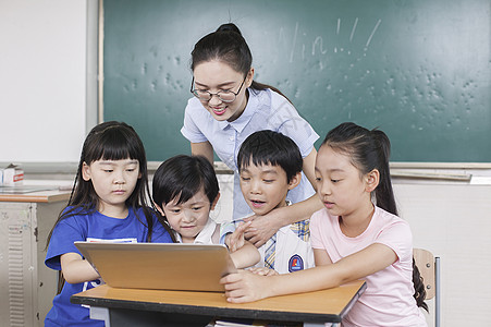 女老师和同学们在教室里接受远程教育图片