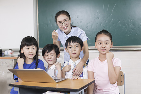 女老师和同学们在教室里接受远程教育图片