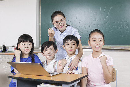 女老师和同学们在教室里接受远程教育图片