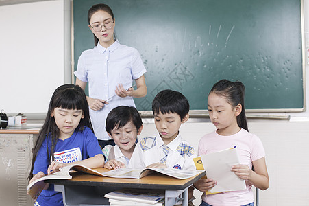 女老师和同学们在教室一起学习图片