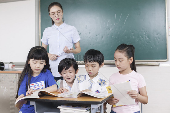 女老师和同学们在教室一起学习图片