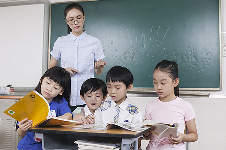 女老师和同学们在教室一起学习图片