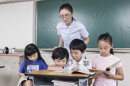 女老师和同学们在教室一起学习图片