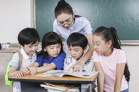 女老师和同学们在教室一起学习图片