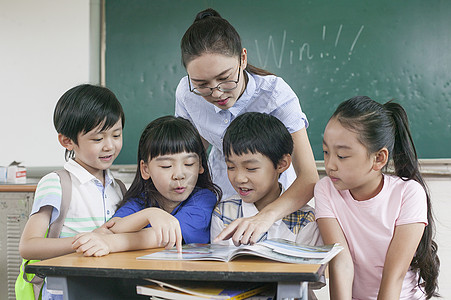 女老师和同学们在教室一起学习图片