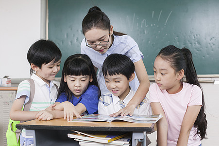 女老师和同学们在教室一起学习图片