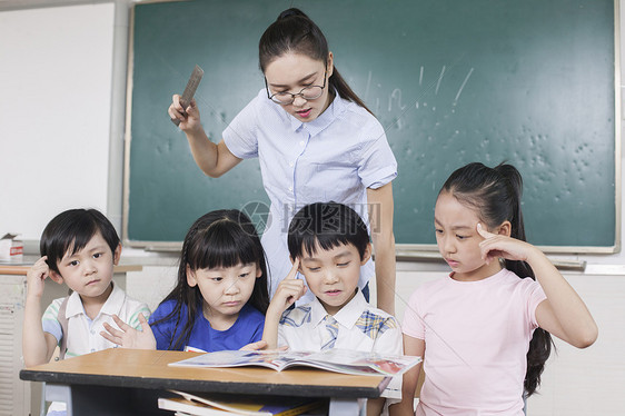 女老师和同学们在教室一起学习图片