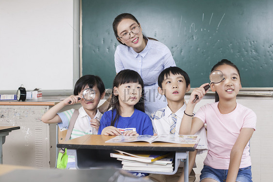 女老师和同学们在教室一起学习图片