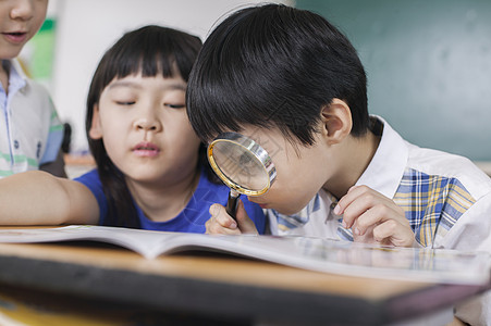 小学生同学在教室里一起研究学习图片