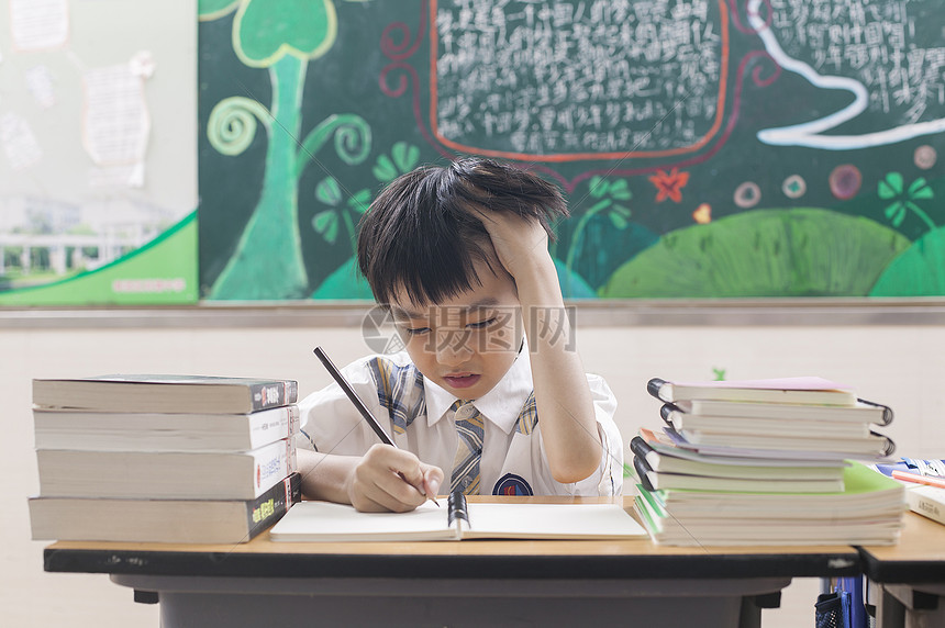 男同学痛苦的完成功课图片