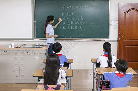 老师正在上课课堂上老师正在给同学们上语文课背景