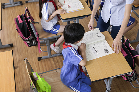 母女学习教室里正在上课老师学生们背景