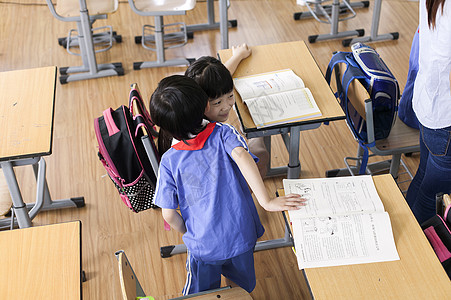 课堂里学生们正在听课学习图片