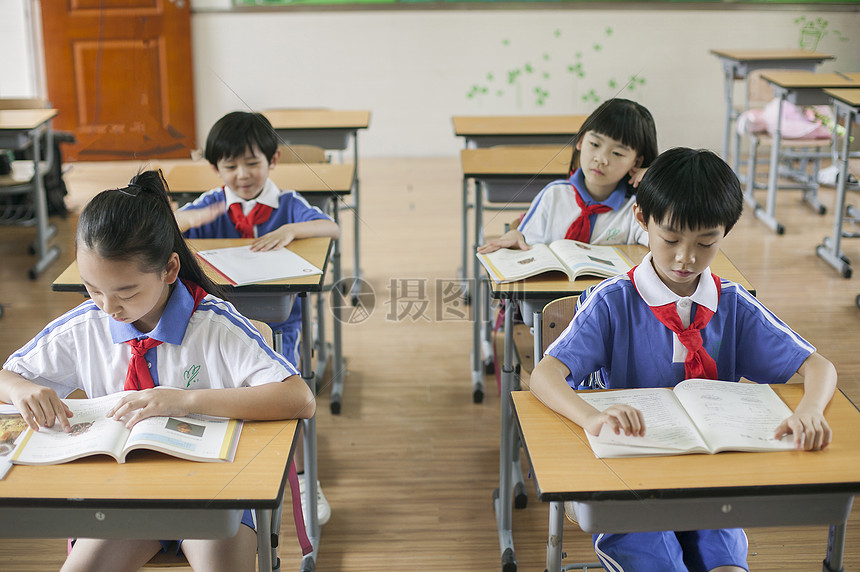 课堂里学生们正在听课学习