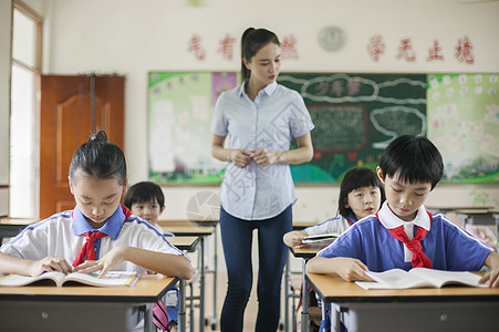 教室里正在上课老师学生们学习高清图片素材